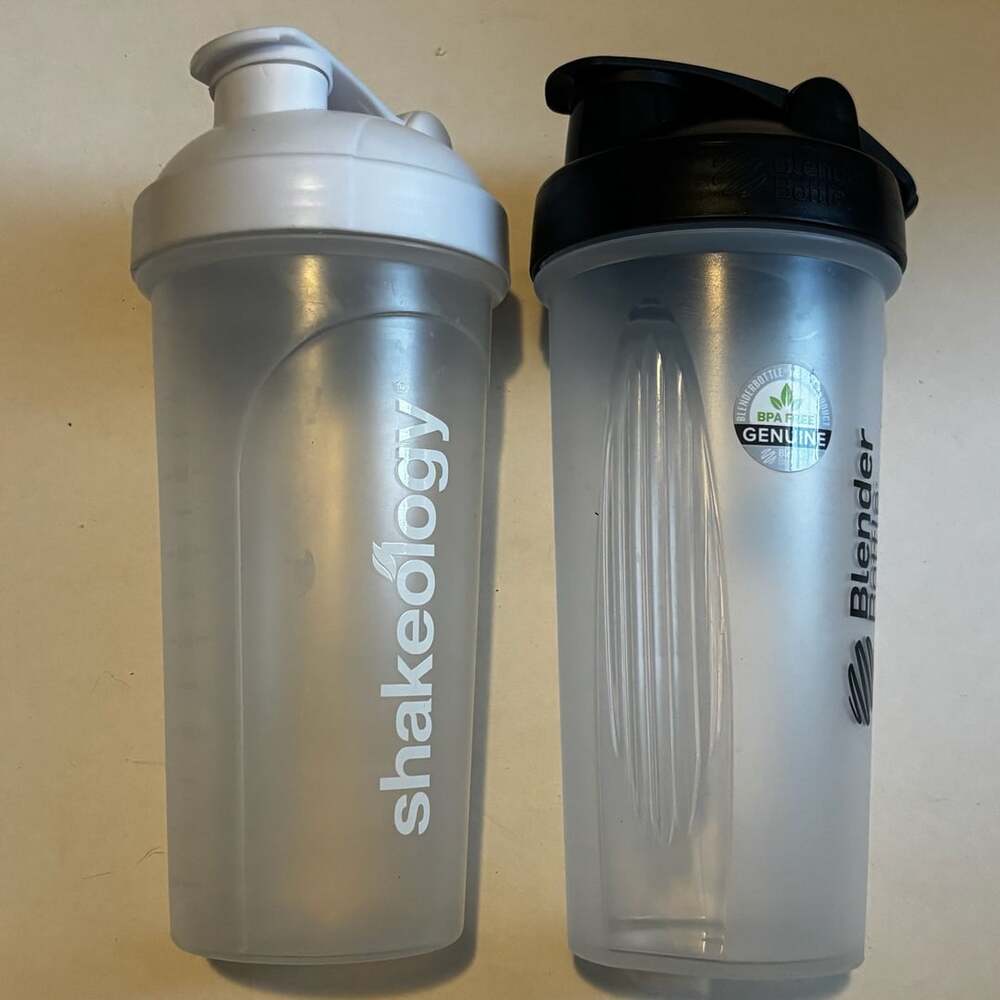 Shakeology Beachbody BlenderBottle Classic 28 oz Protein Shaker Cups Lot of 2